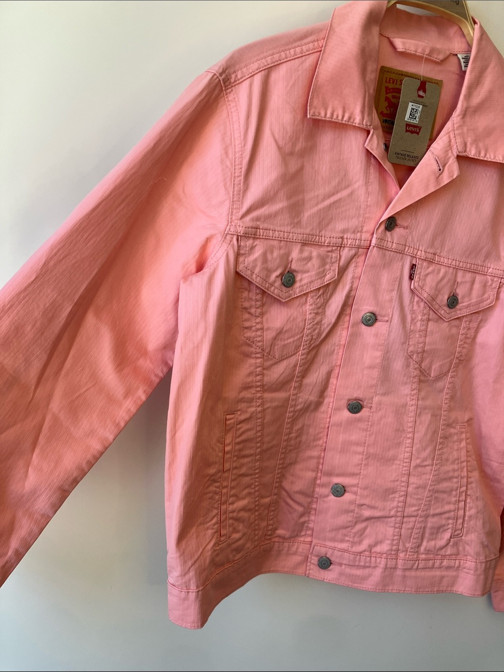 LEVI’S Vintage Fit Trucker Jacket in Coral Lightweight Denim Men’s Size M NWT - Picture 5 of 13
